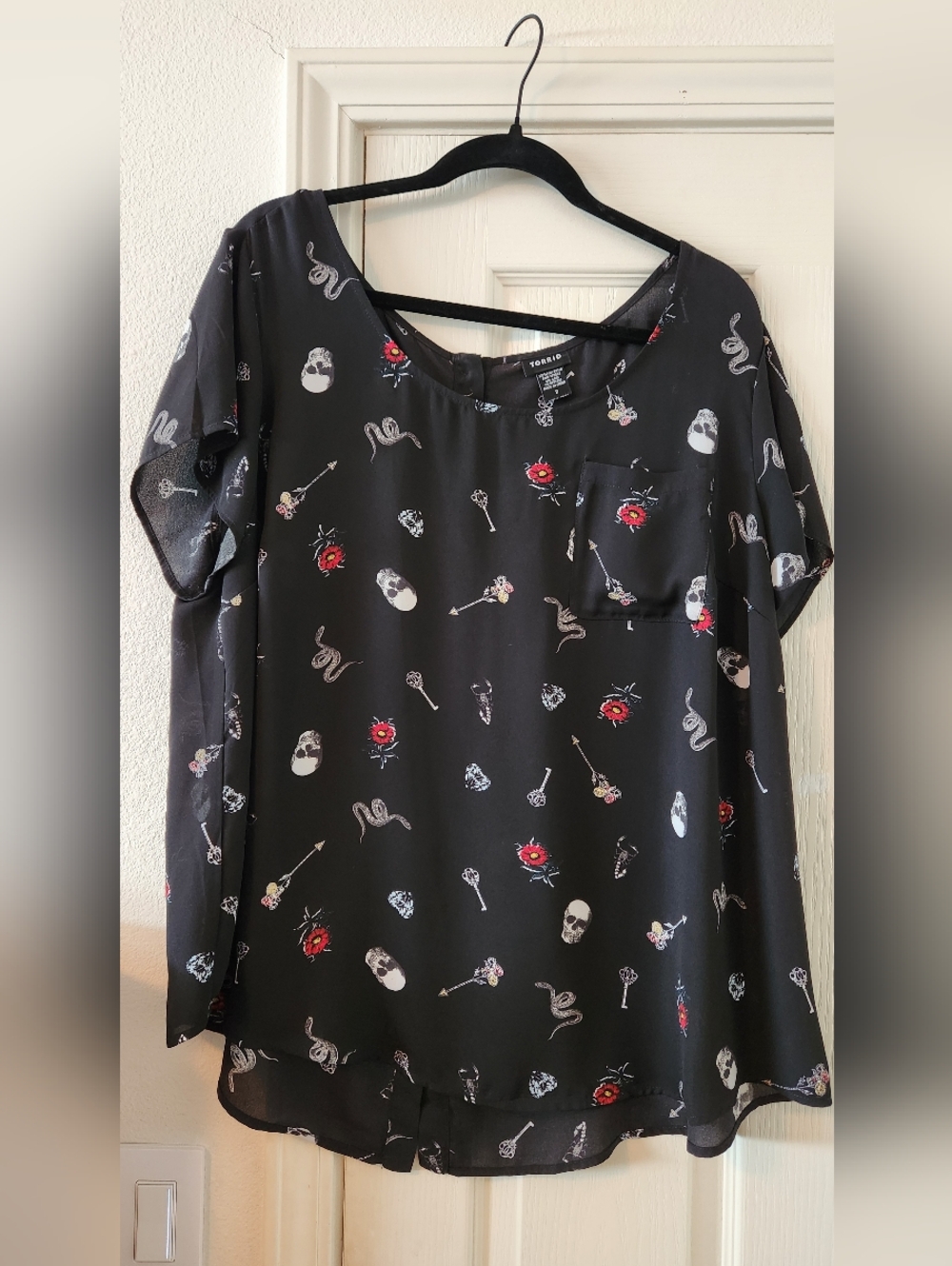 Torrid Black Short-Sleeve Thin Button-down Back Skull/Key/Rose Top Size 2